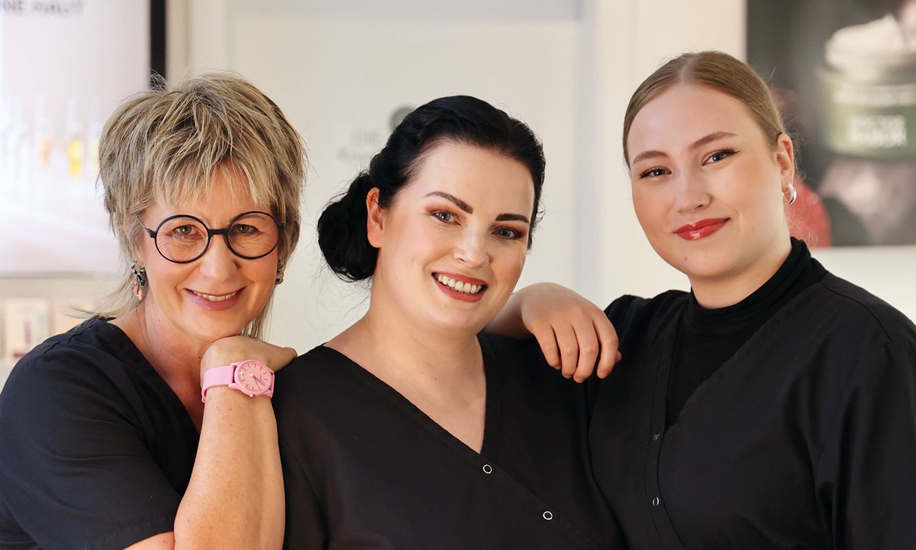 Slider Drei Mitarbeiterinnen